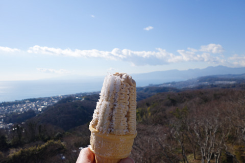 山の上で食べるソフトクリームは最高です（＾＾） 霜が付いてるけど・・・。