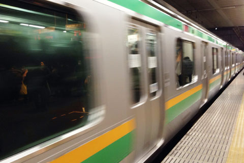 藤沢駅を出る東海道線。１時間後，東京駅でどっちのドアが開くかを気にするかな？ 覚えていられるかな？（＾＾）
