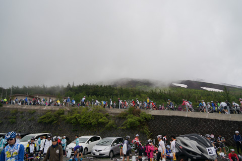 ５合目も雨は降ってなかったですが，富士山頂は見えませんでした（＞＜）