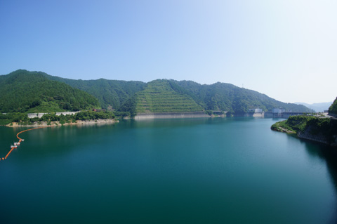 ダム湖（宮ヶ瀬湖）は青く，美しい湖です。