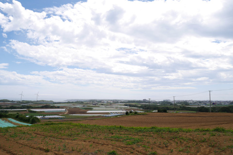 遠～く方に，宮川公園の風車が見えます。